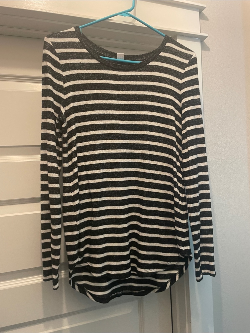 Old Navy Black & White Striped Long-Sleeve Tee